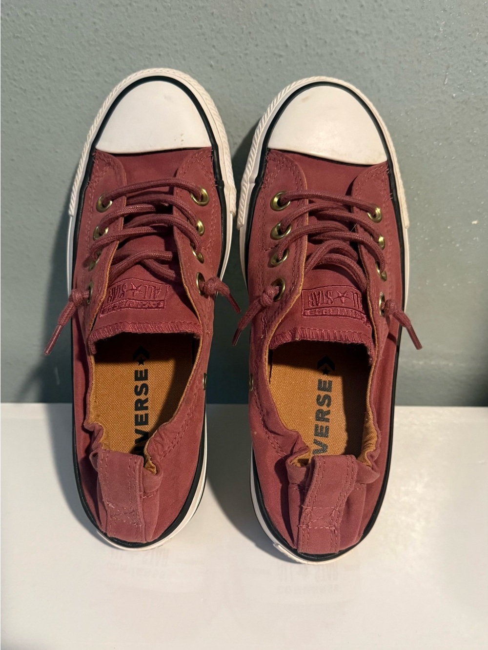 Converse women’s size 7  color burgundy